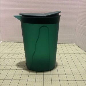 Tupperware Pitcher With Rocking  Lid 3216B-5 /3217B-1